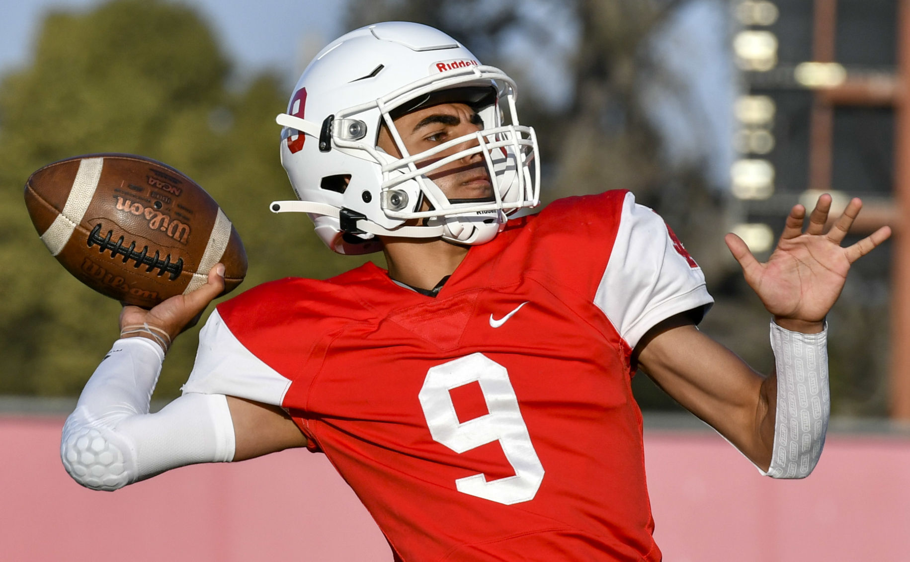040921 MP SM football 11.JPG